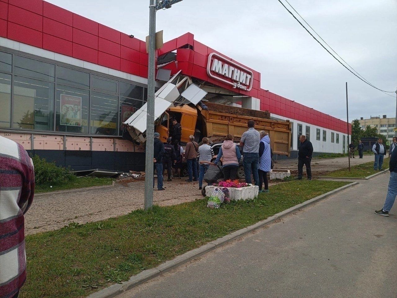 Грузовик протаранил супермаркет в Ленобласти