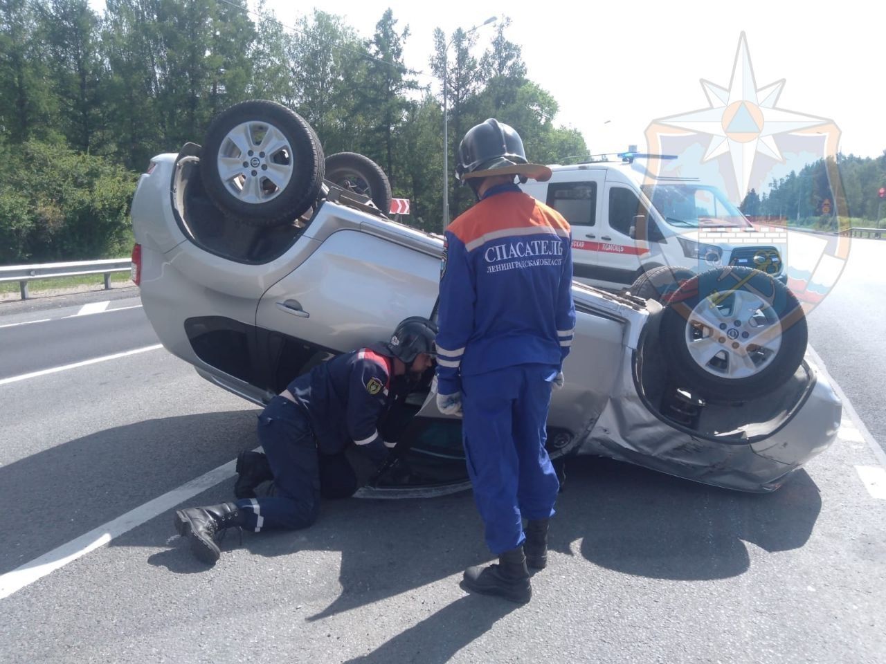 На трассе М-10 перевернулась на крышу иномарка