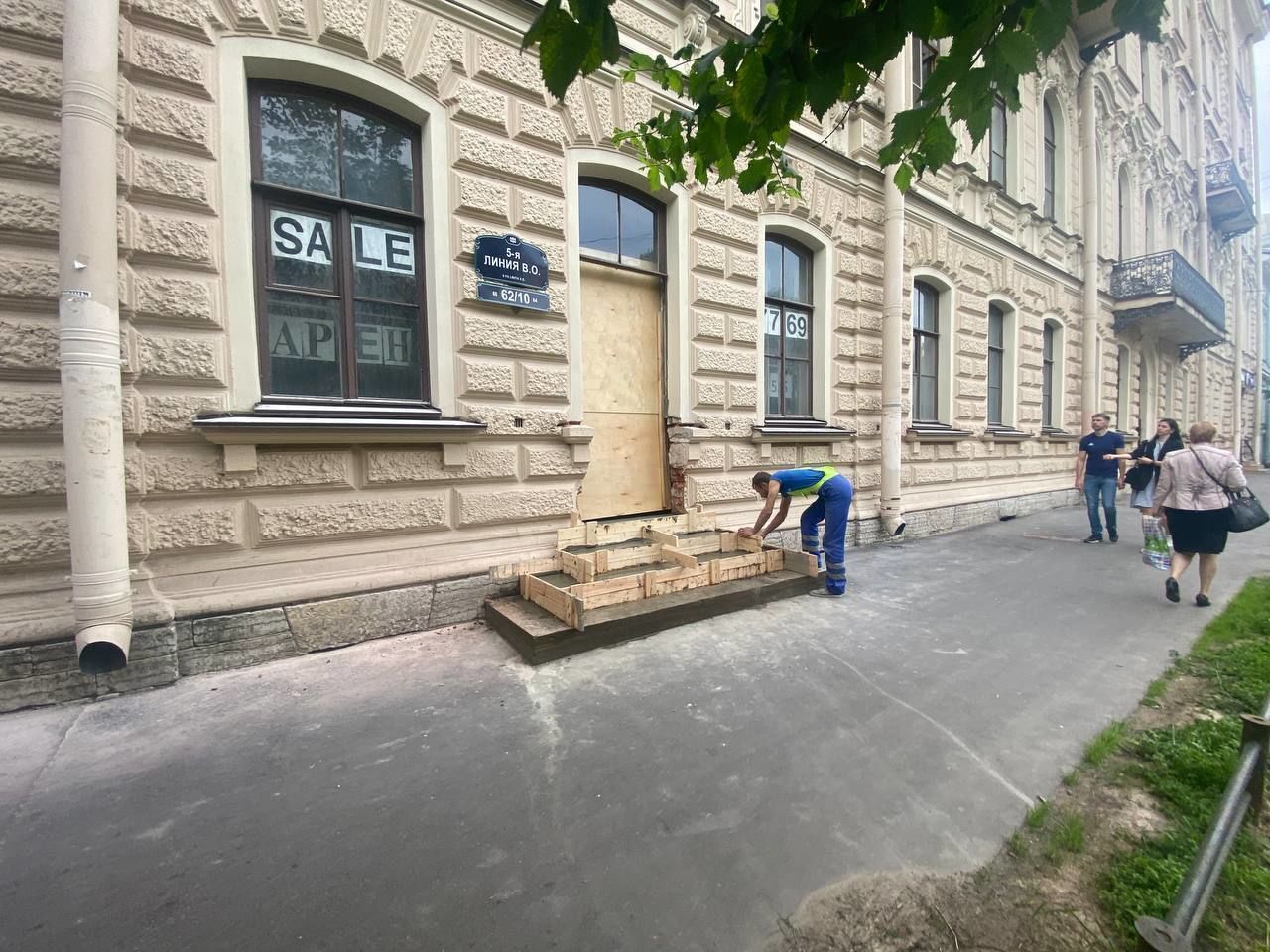 Полицию вызвали к дому на Васильевском острове из-за продолжающихсяработ