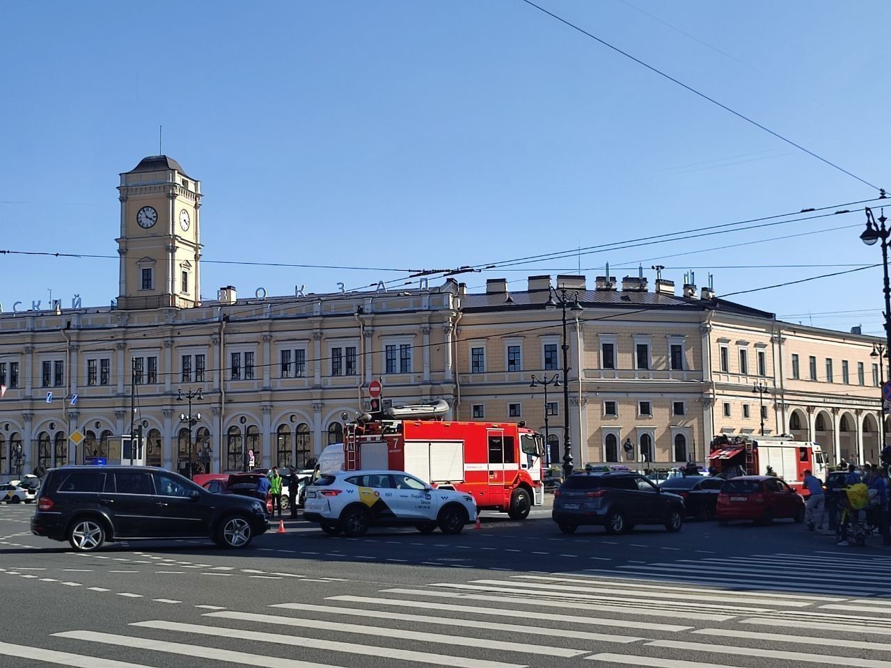 Видео: в Петербурге на площади Восстания произошло ДТП