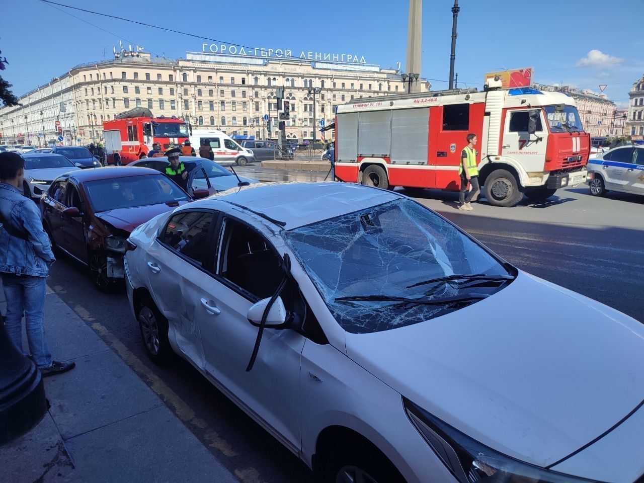 Видео: в Петербурге на площади Восстания произошло ДТП