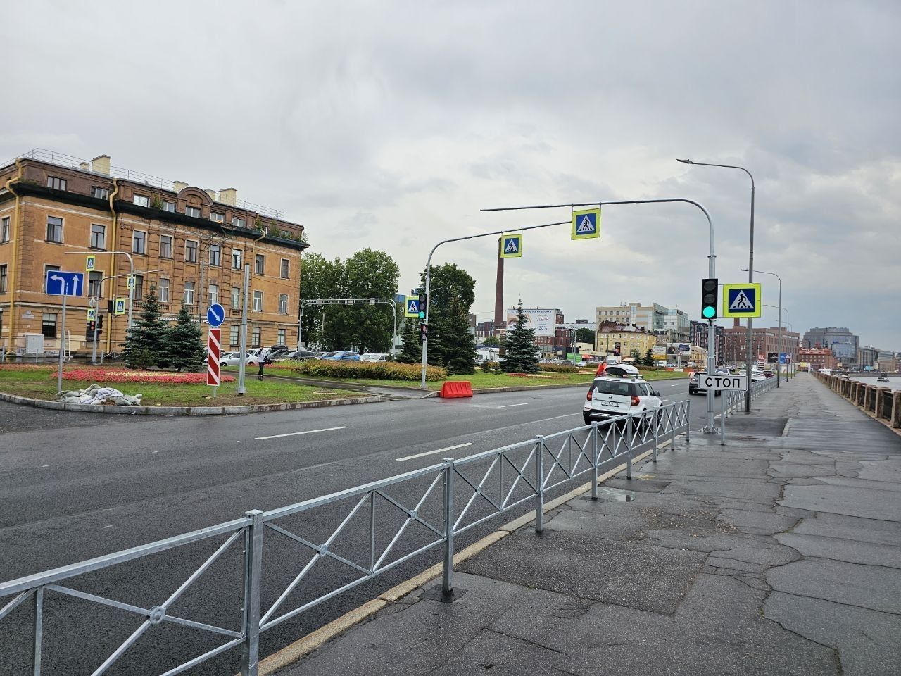 На Выборгской набережной подключили новый светофор