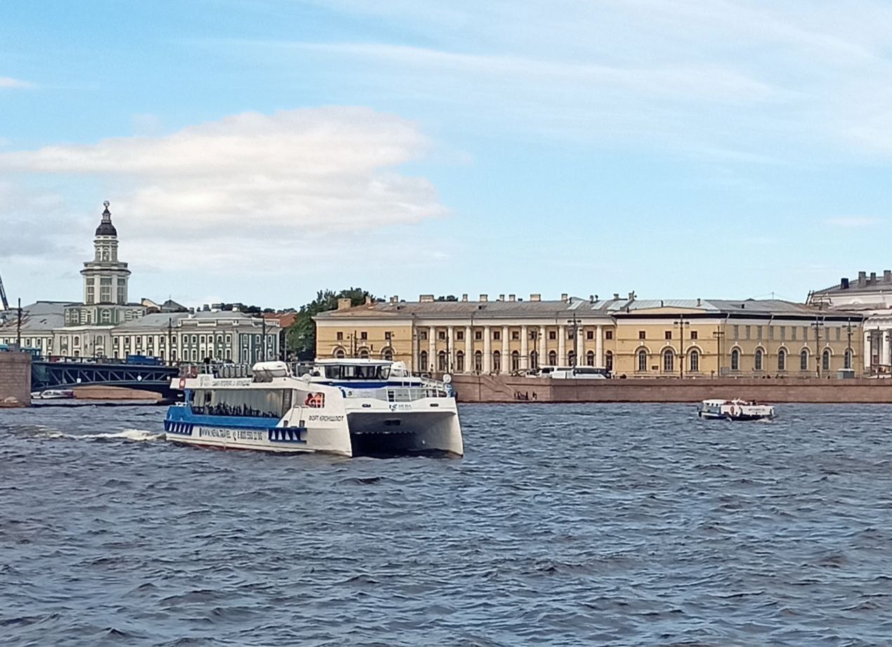 Катамаран до кронштадта из санкт петербурга. Катамаран Форт Кроншлот. Кроншлот Кронштадт. Форт Кроншлот катамаран внутри. Катамаран Кронштадт.