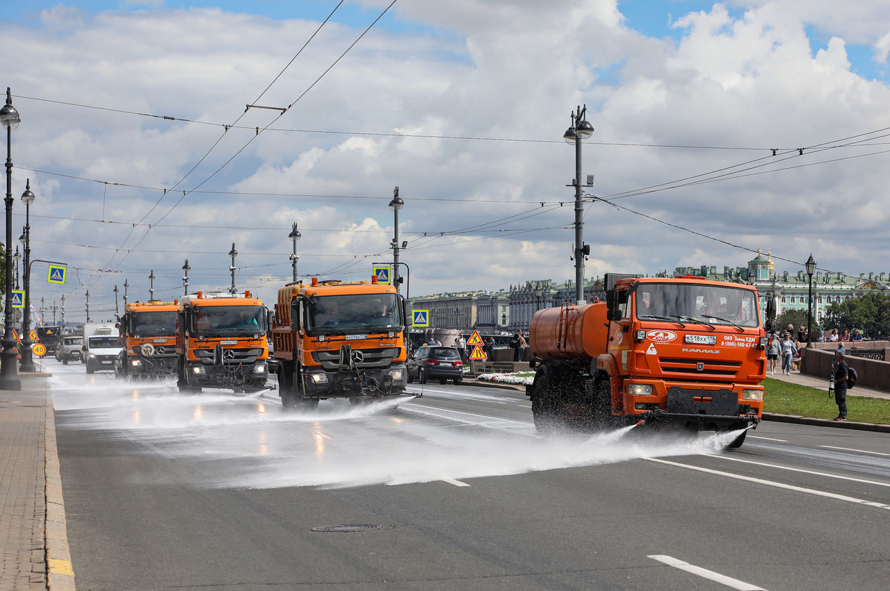 Петербург сегодня убирают более 1700 работников и свыше 700 машин