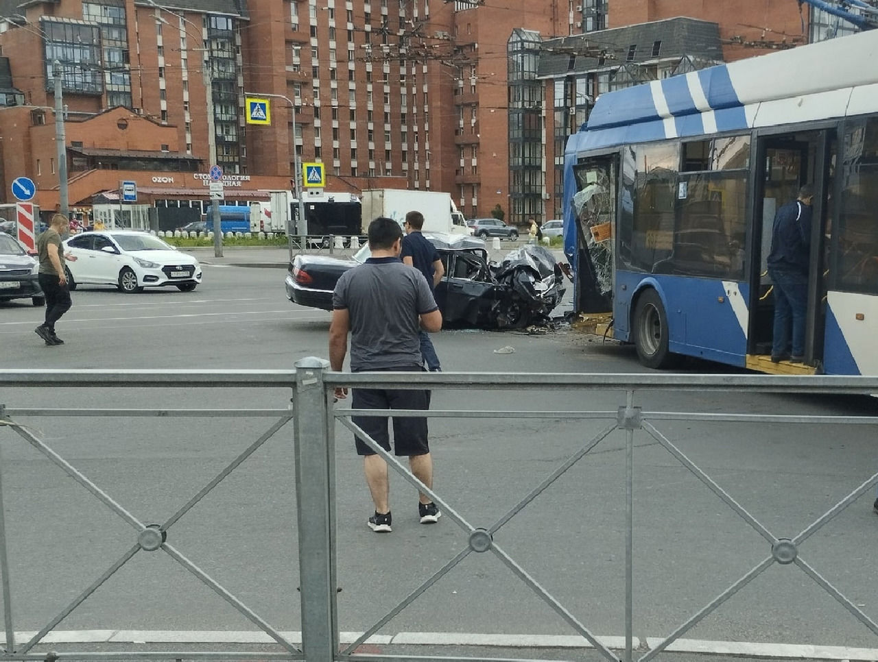 Три человека пострадали при столкновении троллейбуса и легковушки в Купчино