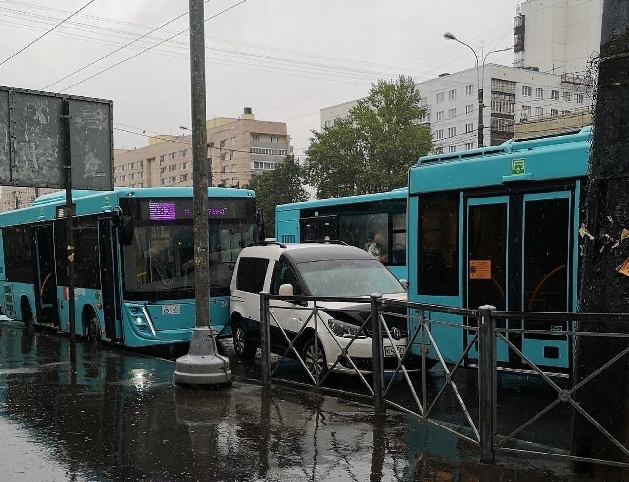 Три автобуса, Фольксваген и четыре пострадавших: массовое ДТП произошло на Ярослава  Гашека