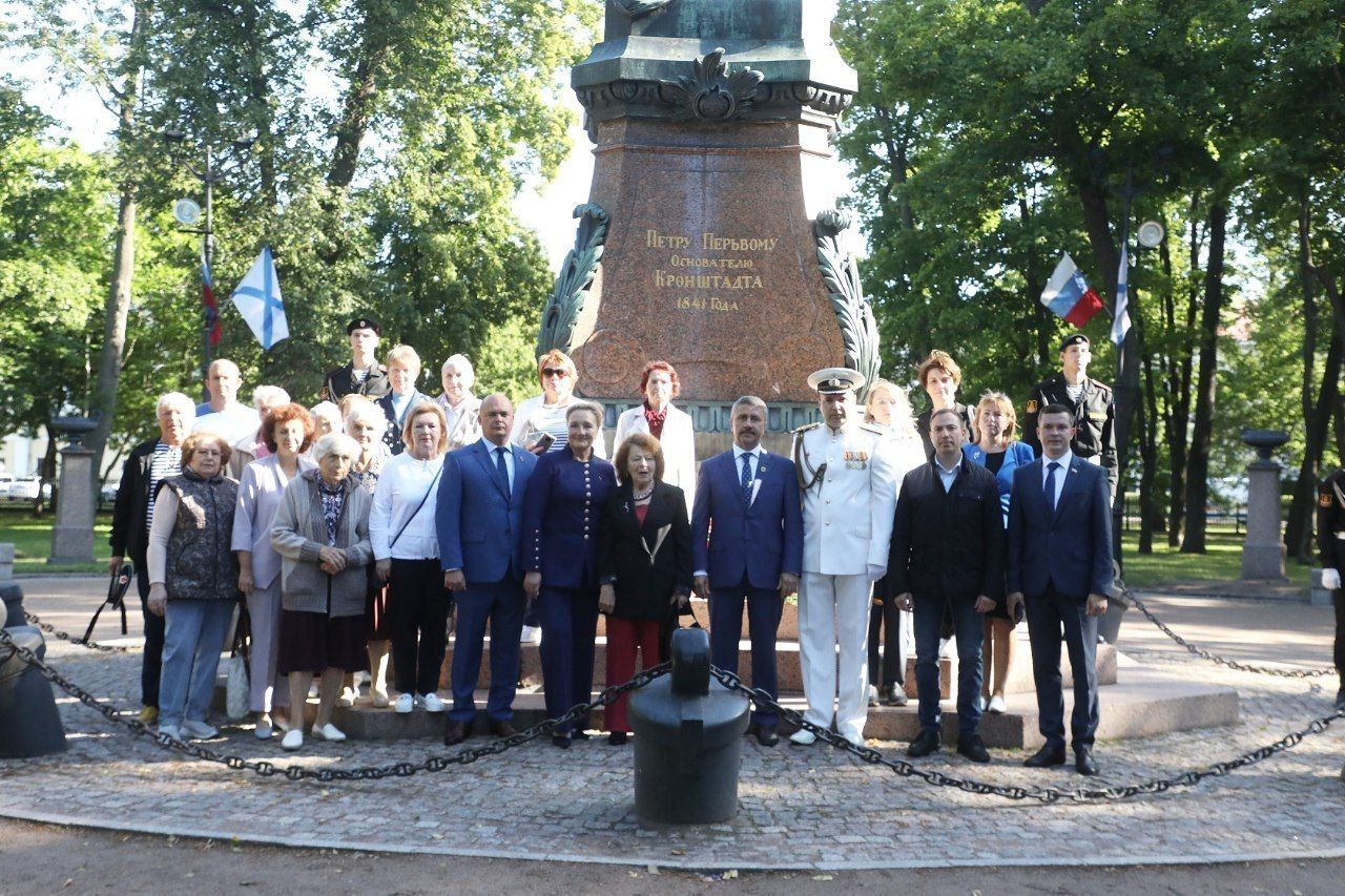 Кронштадт день города 2023. Памятник Макарову в Кронштадте. Парад в Кронштадте 9 мая 2023. День города Кронштадт.