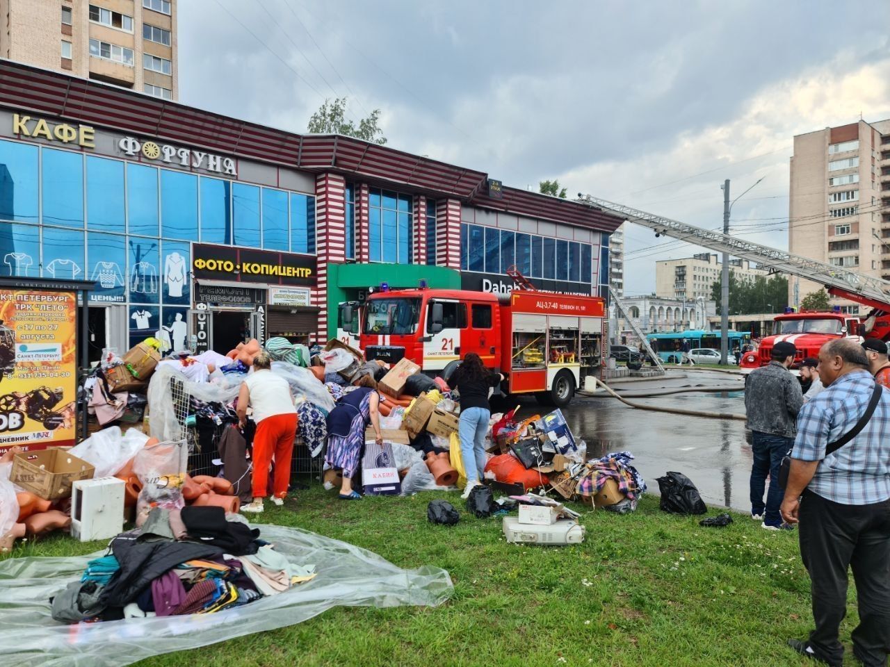 Из пожара в ТЦ на Просвещения эвакуировали 35 человек