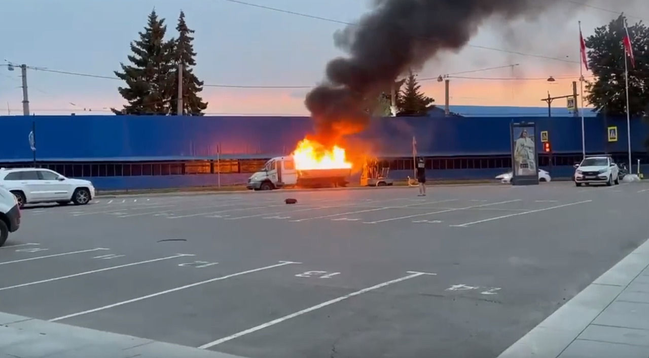 В Петроградском районе полыхала «Газель»