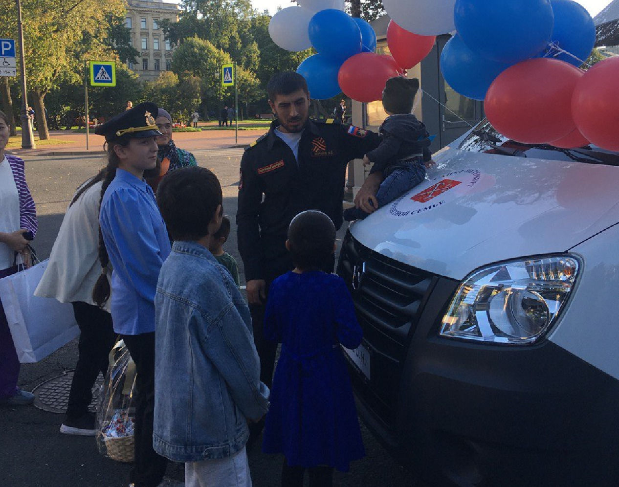 В Петербурге восьми многодетным семьям вручили ключи от пассажирских  микроавтобусов