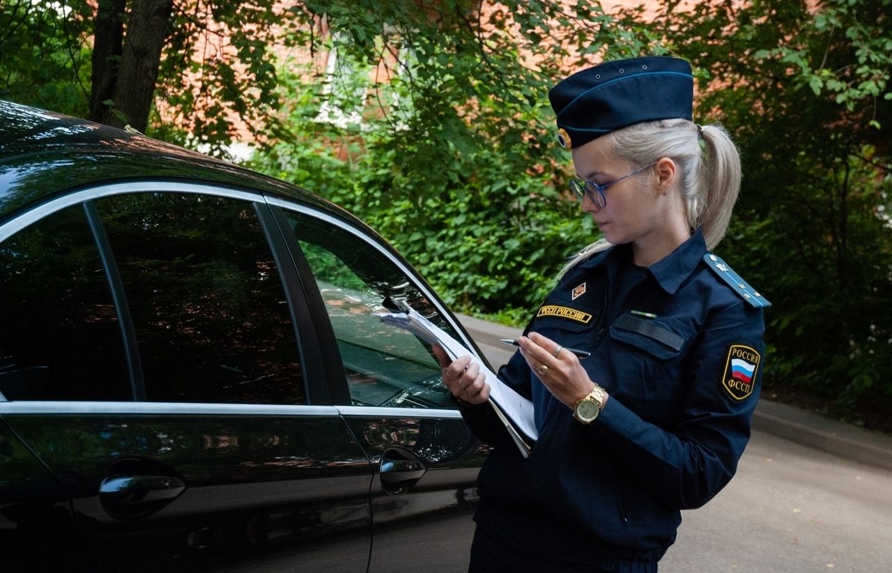 Петербуржец погасил миллионный долг после неудачной попытки переоформить  машину на супругу