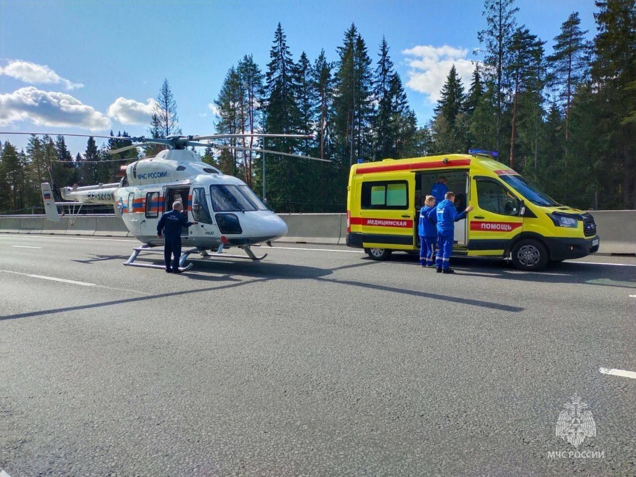 Видео: вертолет МЧС доставил в больницу одну из пострадавших в ДТП на  «Скандинавии»