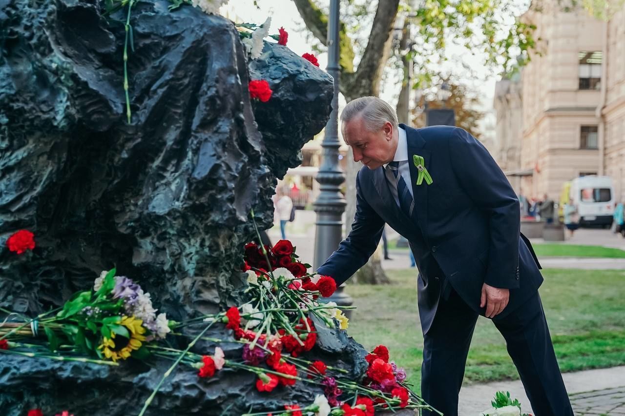 Годовщина блокады, автобусы для многодетных, рост доходов города: Александр  Беглов рассказал о главных событиях недели