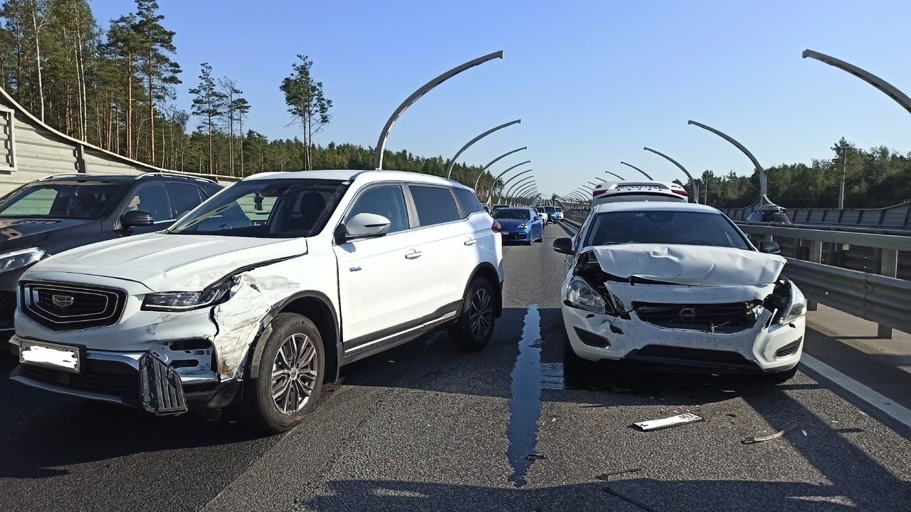 Мазда» спровоцировала крупную аварию на ЗСД, а потом скрылась с места  происшествия