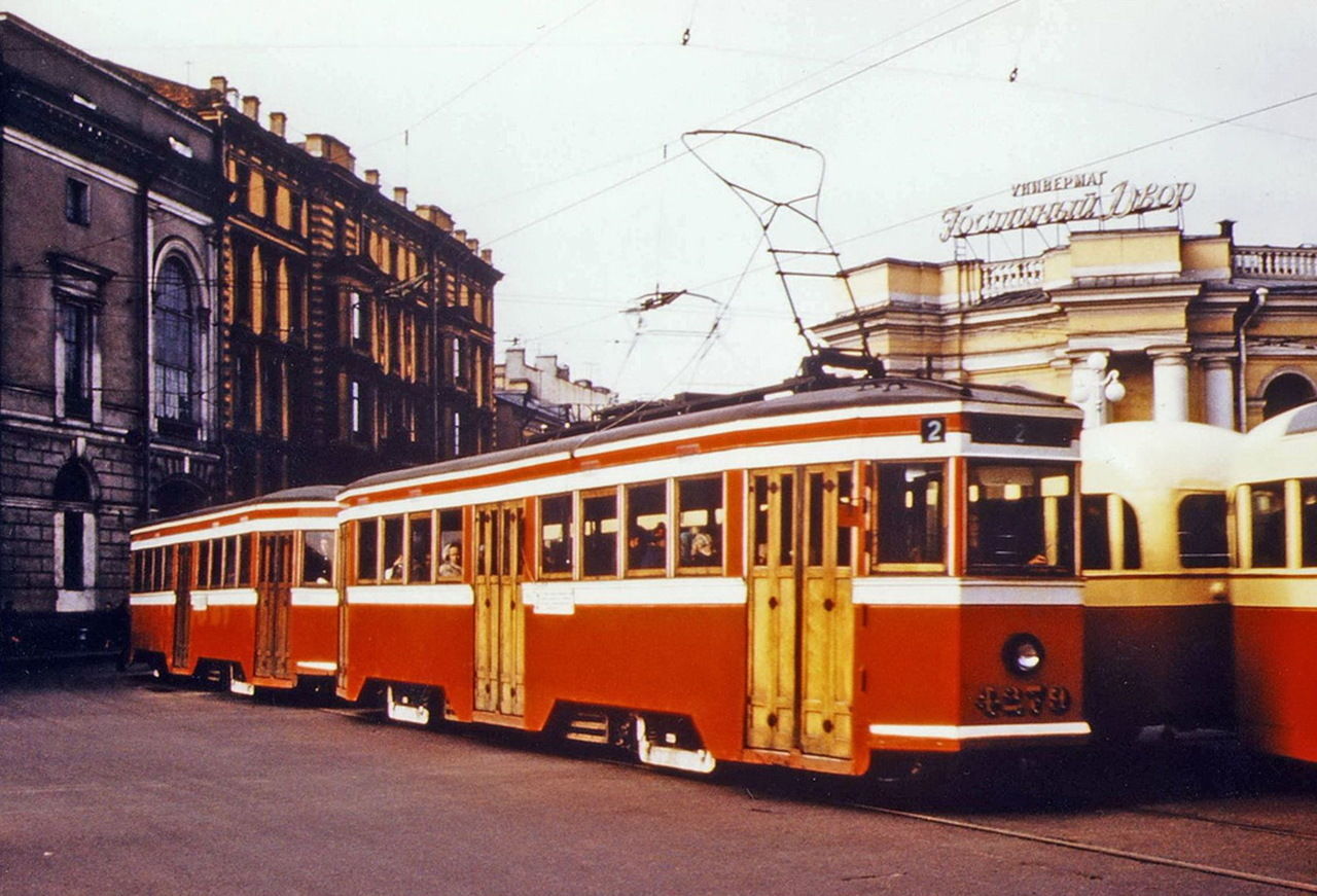 Ретро в санкт петербурге. Трамвай лм-33 американка. Трамваи Санкт-Петербурга лм 33. Трамвай американка в Санкт-Петербурге. Лм-33 трамвай в Питере.