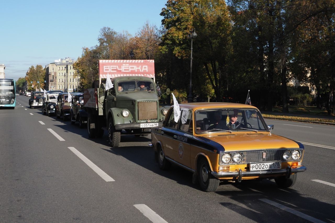 В центре города газета «Вечерний Санкт-Петербург» в честь 106-летия провела  пробег ретроавтомобилей