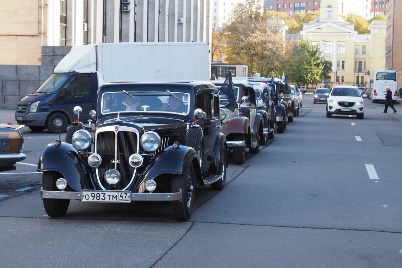 В центре города газета «Вечерний Санкт-Петербург» в честь 106-летия провела  пробег ретроавтомобилей