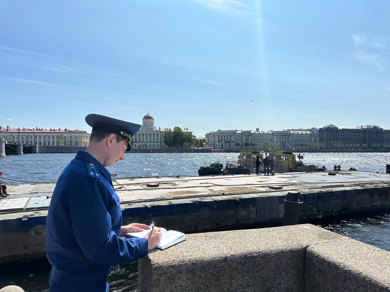 Петербургская биржа заблокирована. Мосты Санкт-Петербурга. Понтоны на Неве. Биржевой мост. Биржевой мост СПБ.