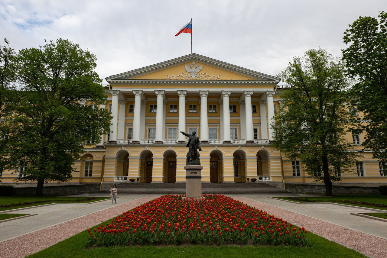 В Смольном вручили госнаграды петербуржцам