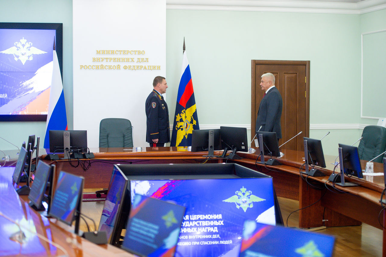 Владимир Колокольцев наградил полицейского, спасшего утопавшего в Неве у  Эрмитажа