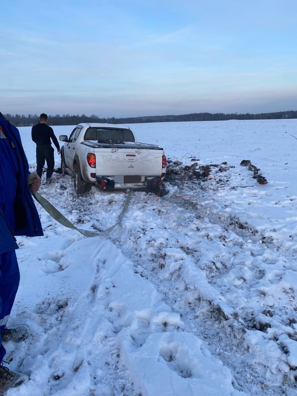 Тосненские спасатели помогли женщине и ребенку, застрявшим в снегу