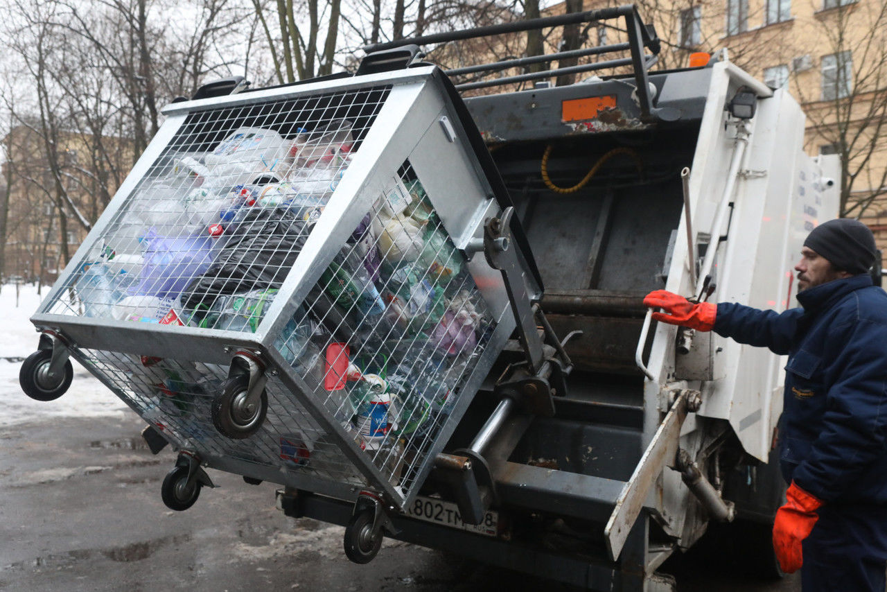 В Петербурге увеличено количество грузовиков для вывоза мусора в непогоду