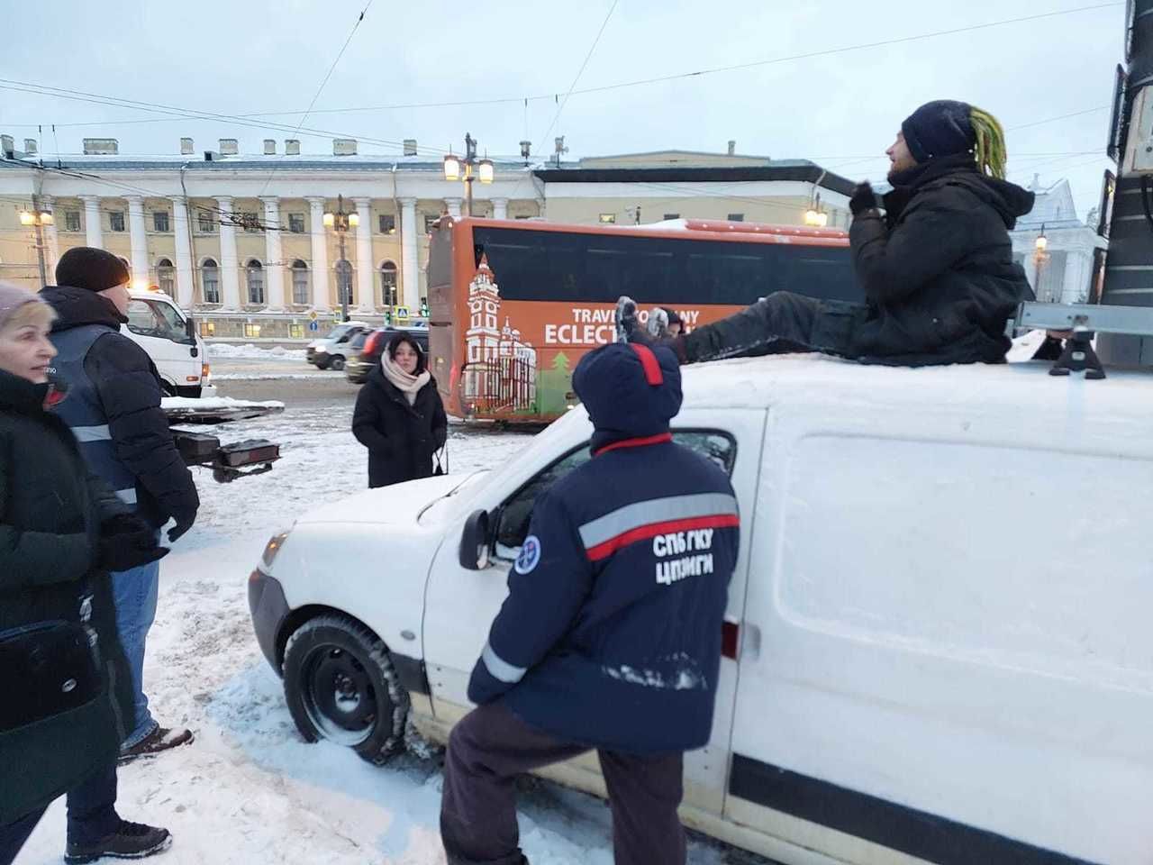 В Петербурге эвакуировали кофемашину вопреки сопротивлению ее владельца на  крыше