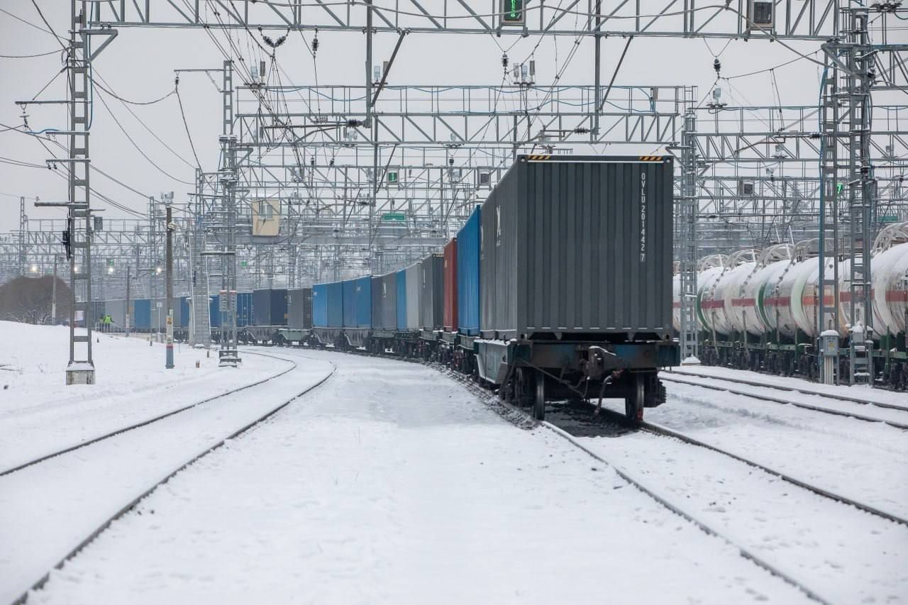 Тестовый поезд доставил в Петербург комплектующие для автомобилей