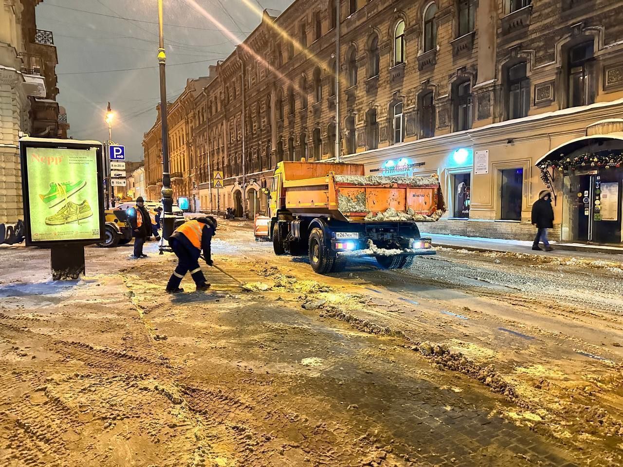 За ночь с улиц Петербурга вывезли более 40 тысяч кубометров снега