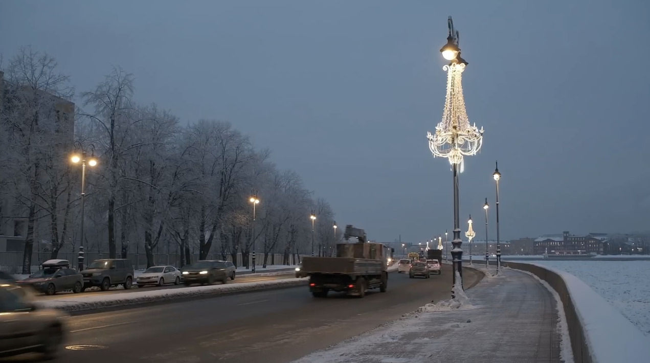 Видео: на Смольной набережной установили 180 фонарей