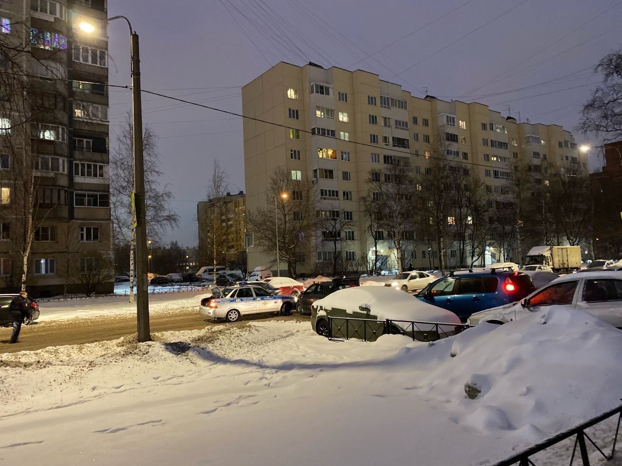 На Ударников легковушка въехала в машину ДПС