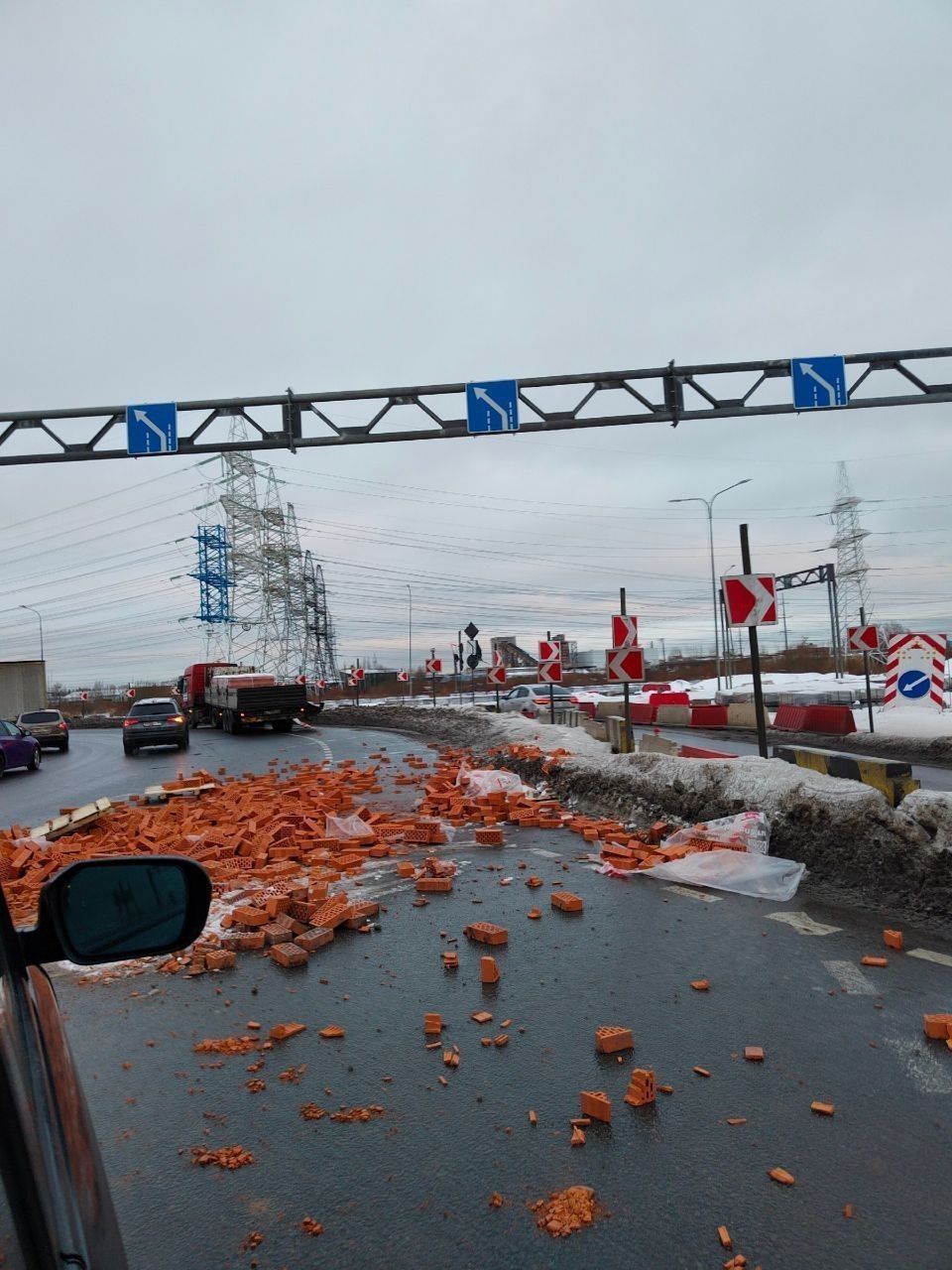 Грузовик потерял кирпичи в Колпино