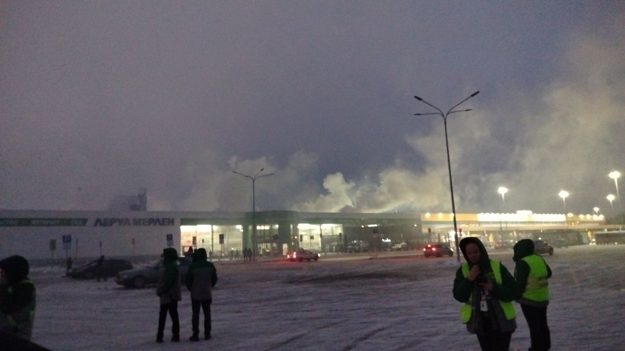 Видео: в Петербурге горит «Леруа Мерлен» на проспекте Буденного |  25.12.2023 | Санкт-Петербург - БезФормата