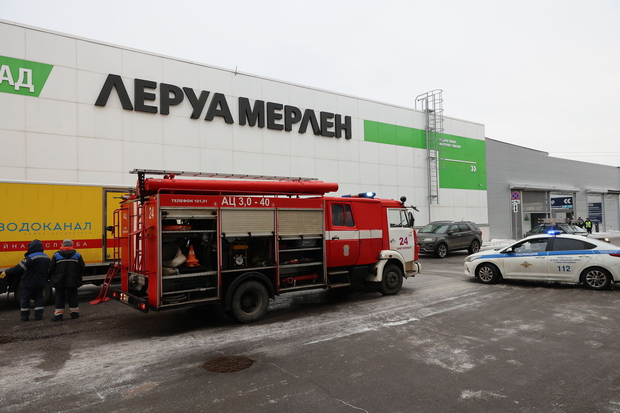 Фото: что известно о пожаре в «Леруа Мерлен» на проспекте Буденного |  25.12.2023 | Санкт-Петербург - БезФормата