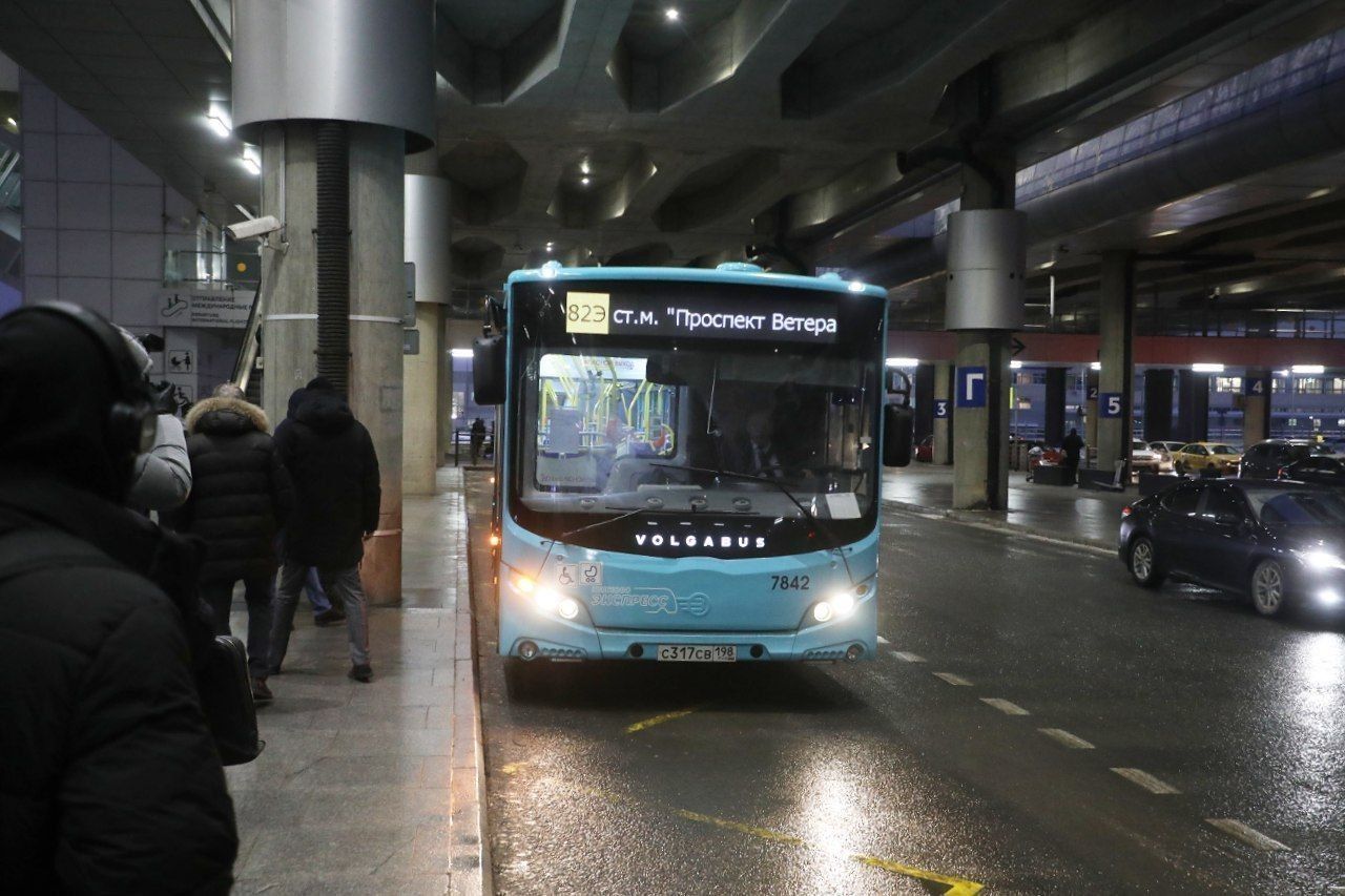 Автобус-экспресс от Пулково до метро «Проспект Ветеранов» запустили в  Петербурге: как он будет работать и за сколько доедет до аэропорта