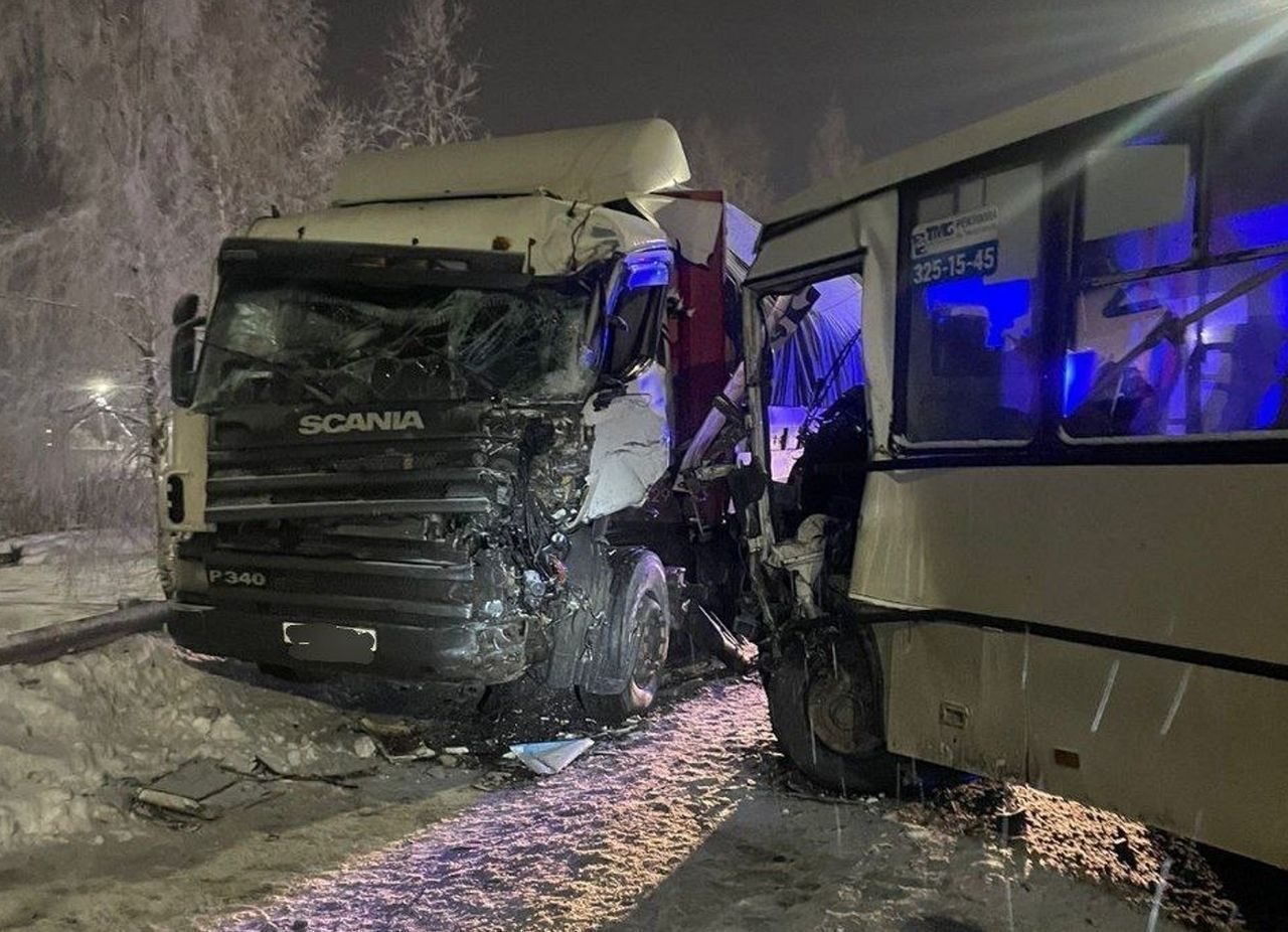 Уголовное дело завели после ДТП с автобусом и фурой в Ленобласти