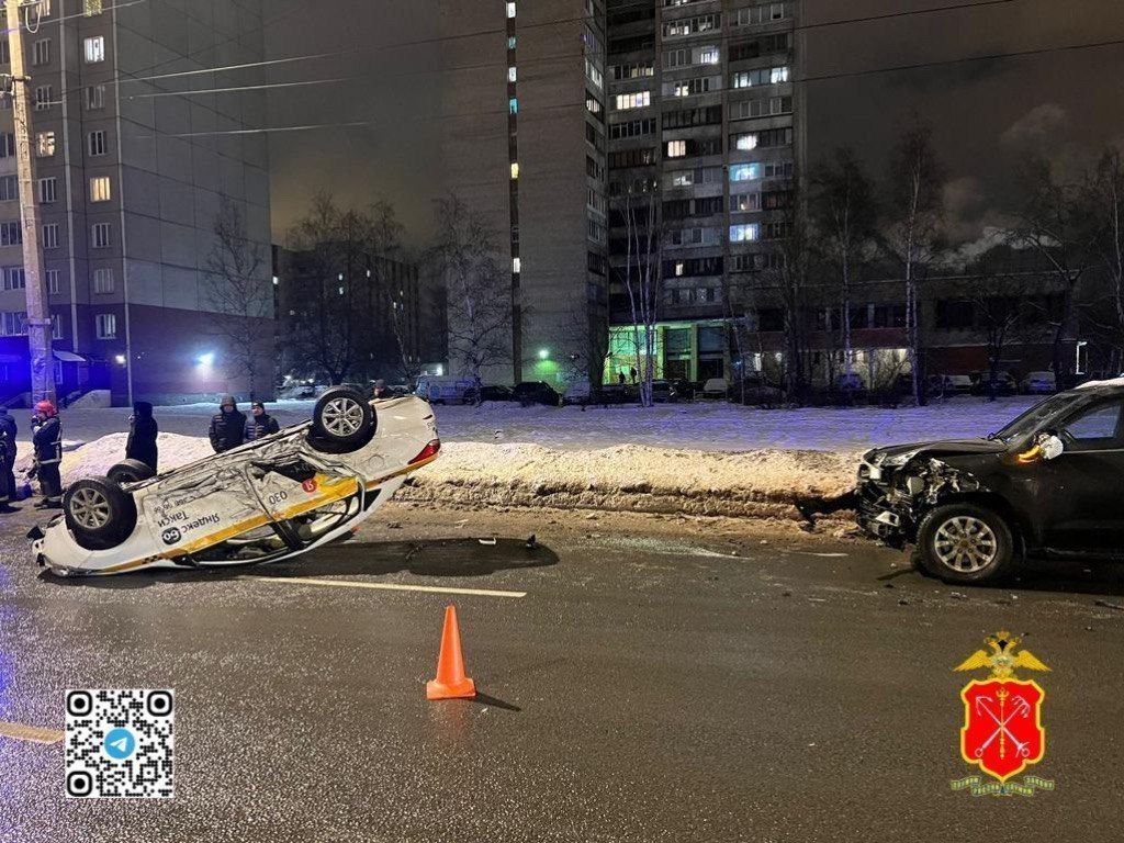 На проспекте Большевиков в ДТП перевернулся автомобиль такси: фото