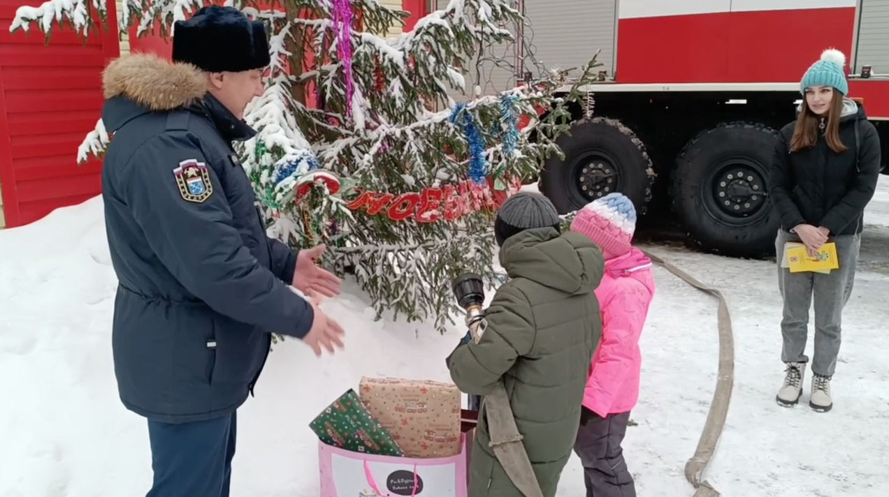 Видео: пожарные Ленобласти приняли участие в «Елке желаний»