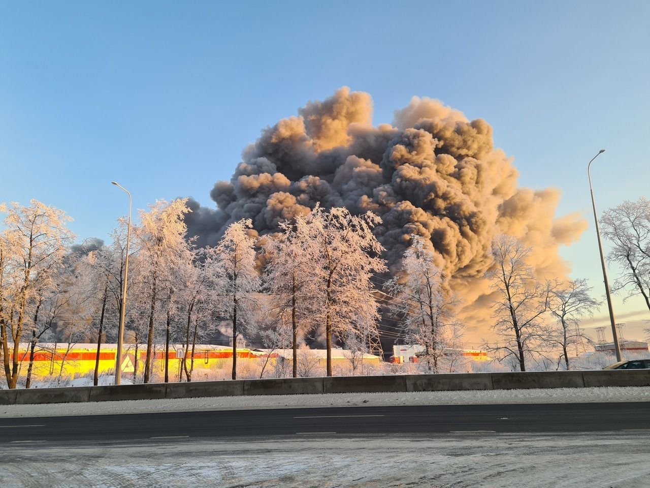 Пожару на складе в Шушарах присвоен пятый уровень сложности | 13.01.2024 |  Санкт-Петербург - БезФормата