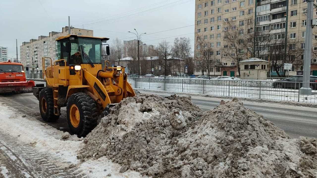 Дорожники перешли на усиленный режим работы из-за непогоды в Петербурге