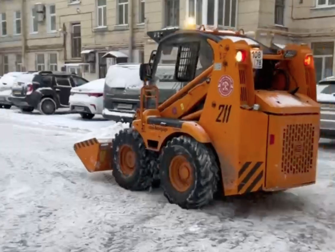 Видео: в Петербурге продолжают ежедневную уборку дворов Центрального района