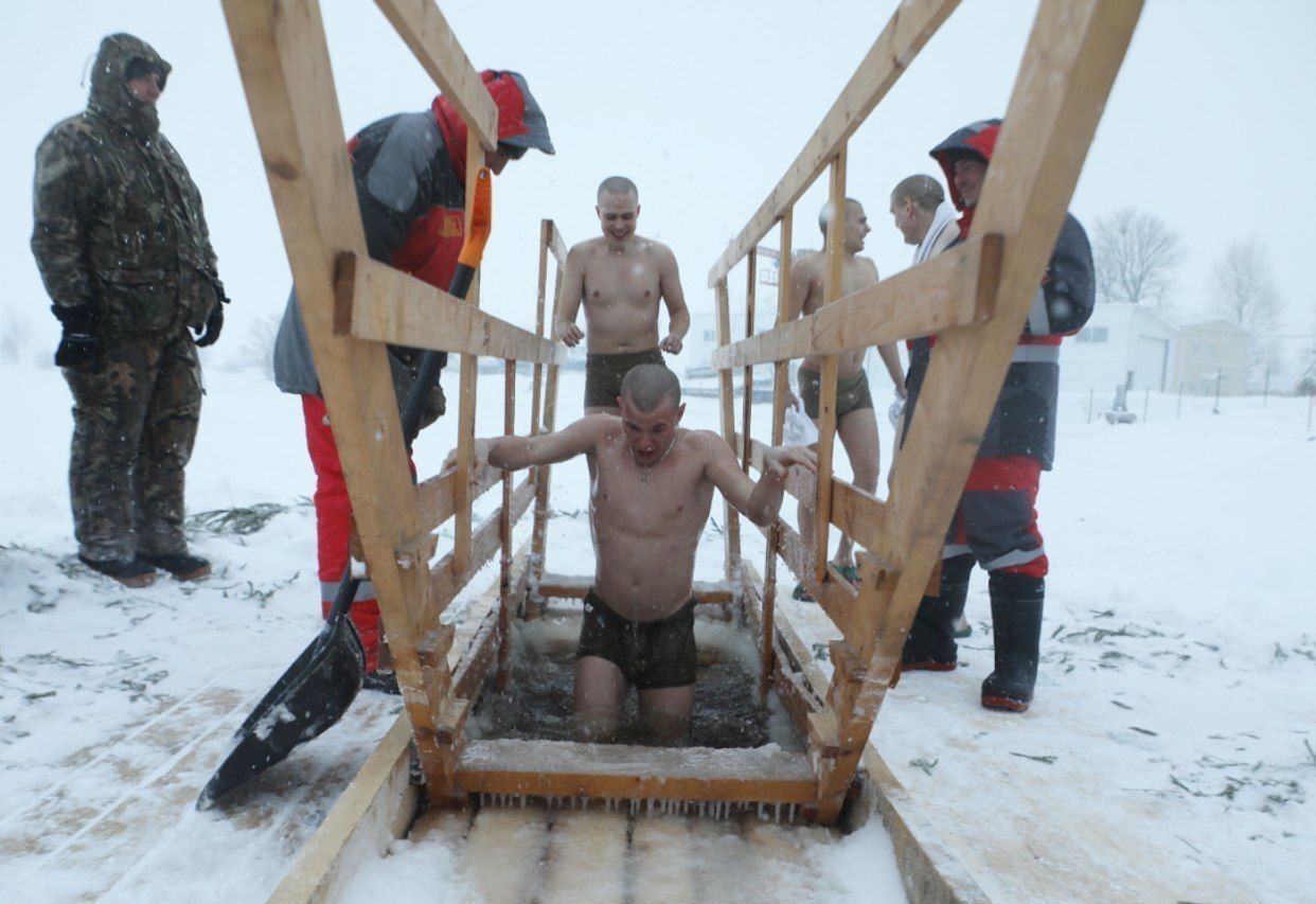 Видео: в Петербурге начались крещенские купания | 18.01.2024 |  Санкт-Петербург - БезФормата