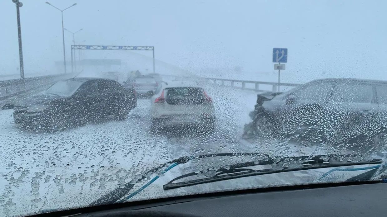 На дамбе образовались пробки из-за метели и нескольких ДТП