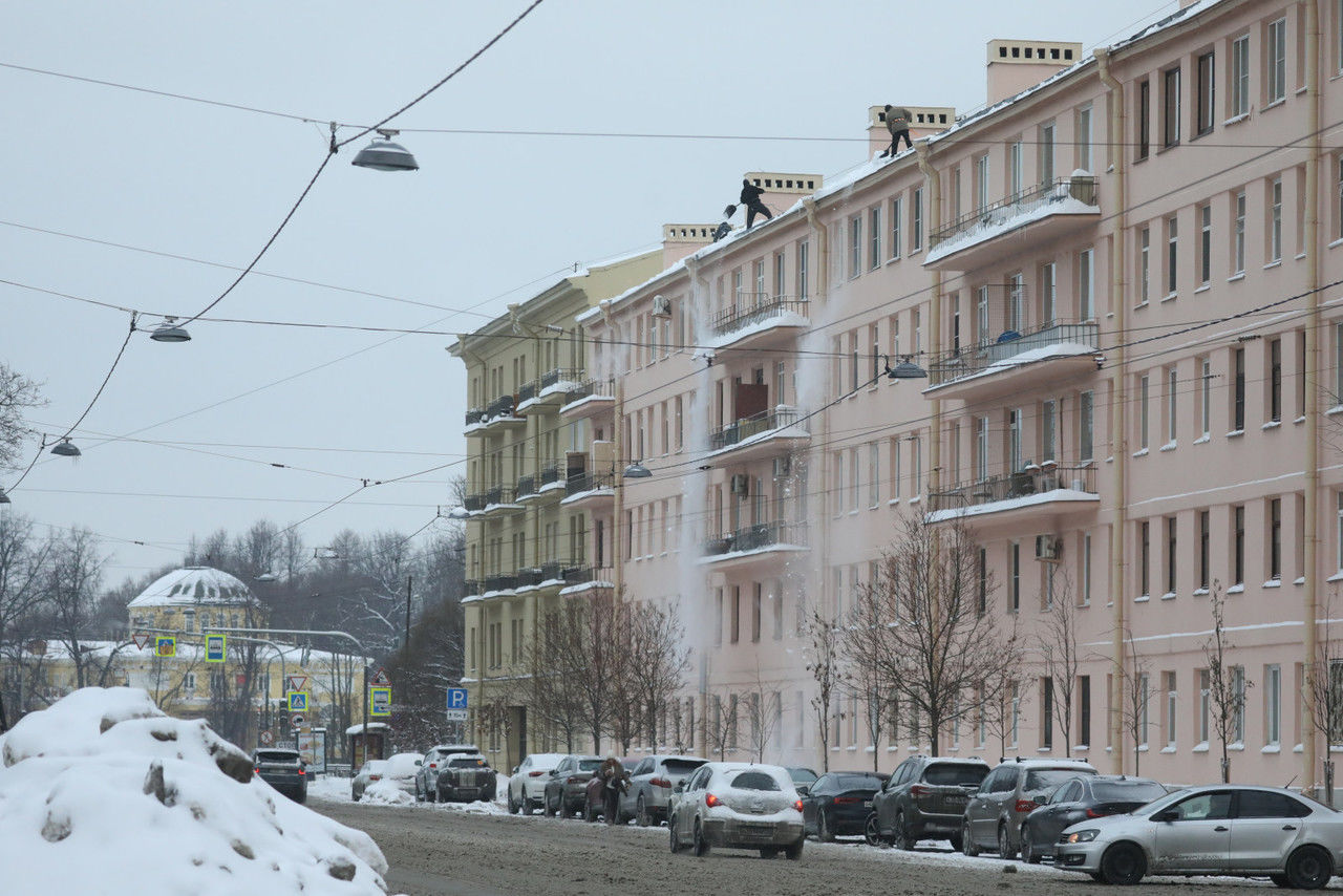 В Петербурге активно убирают снег с крыш жилых домов