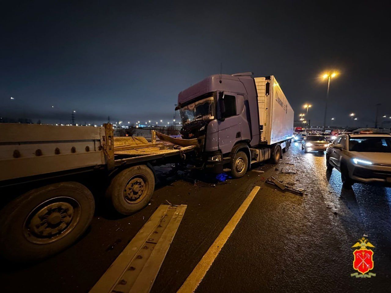 Водитель Scania на 35-м километре КАД врезался в стоящий КамАЗ