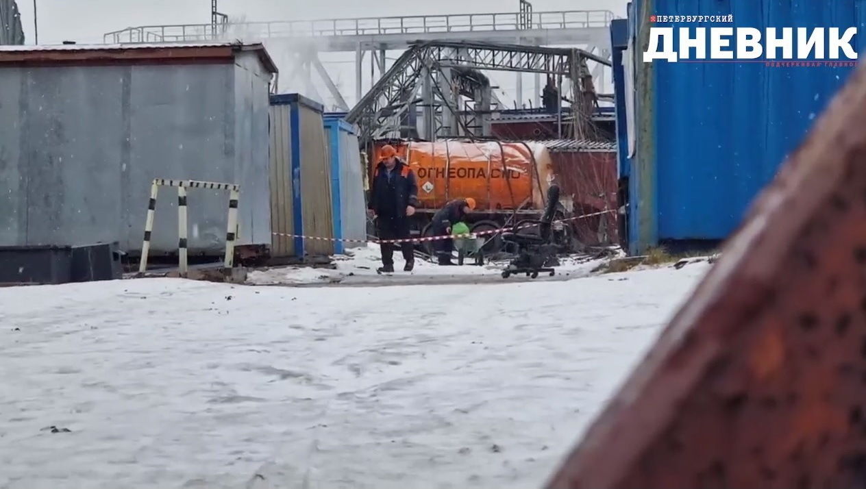 Появилось видео с территории завода в Петербурге, где ночью произошел хлопок