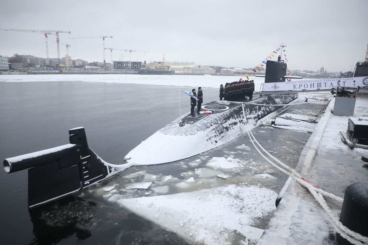 Как в Петербурге прошла церемония поднятия флага на подводной лодке « Кронштадт» – фото