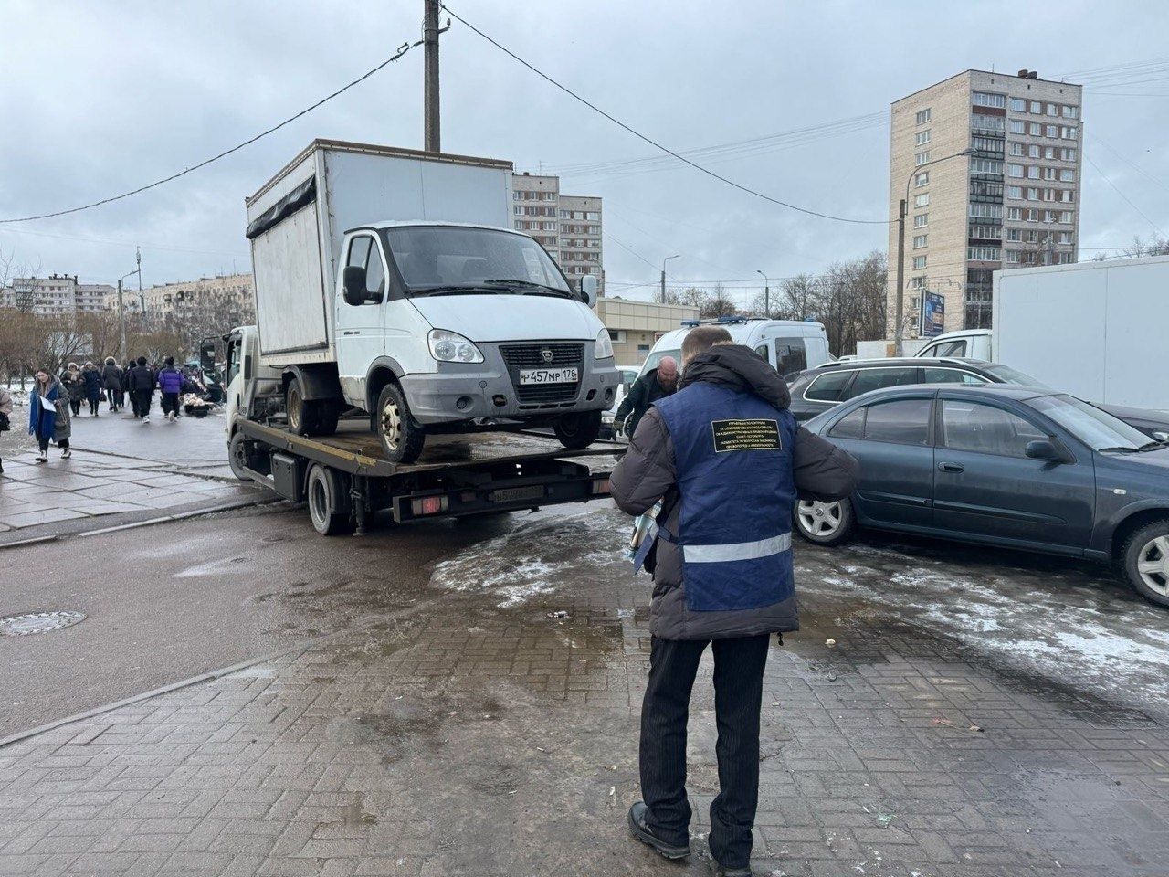 Смольный изъял два автомобиля у нелегальных торговцев