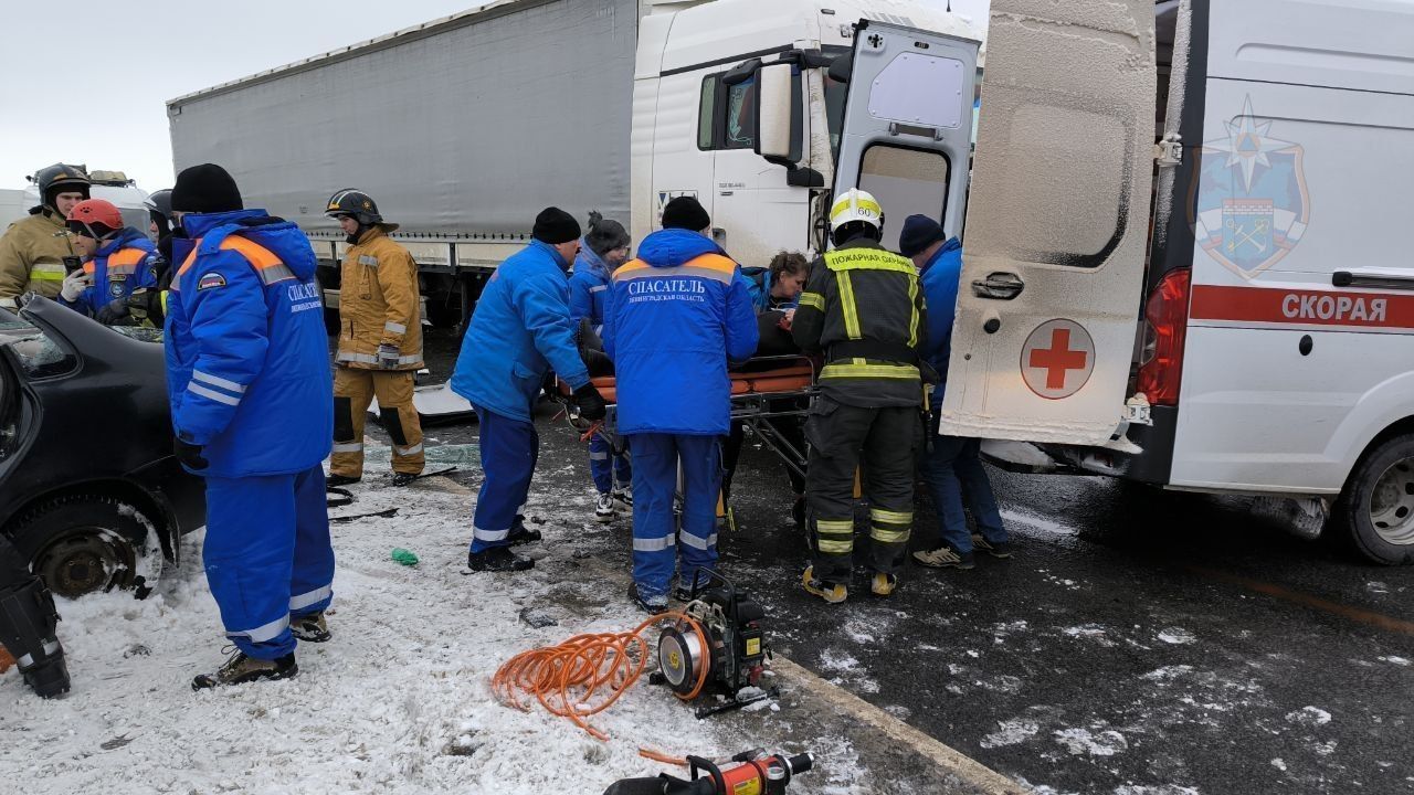 В ДТП с грузовиком и легковушкой на трассе «Кола» пострадали два человека