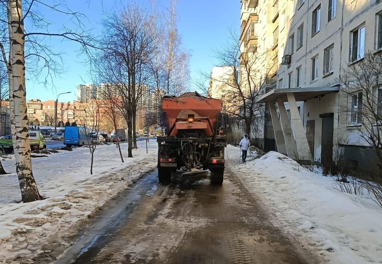 В Петербурге для борьбы с гололедом в несколько раз увеличили расход песка  и соли